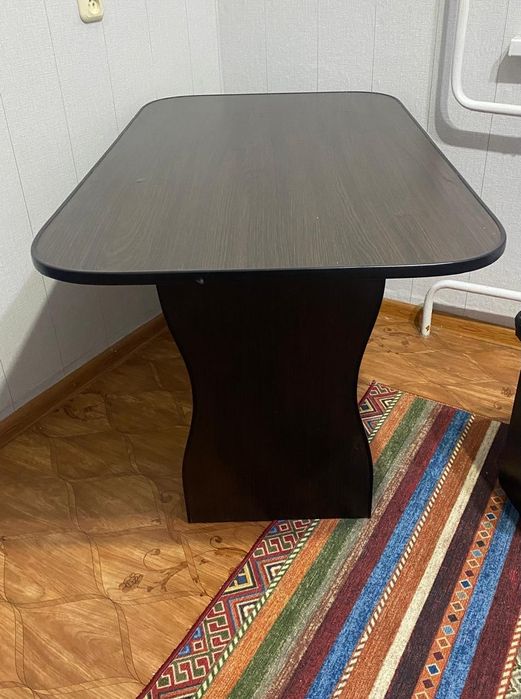 Срочно продам кухонный стол с табуретками