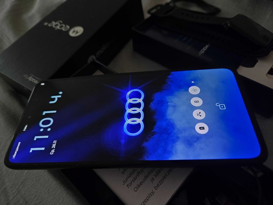 Motorola Edge 30 и Moto watch с кутия