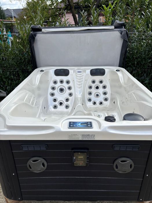 Jacuzzi 3 persoane piscină ciubăr spa