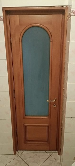 Ușa de interior din lemn cu toc
