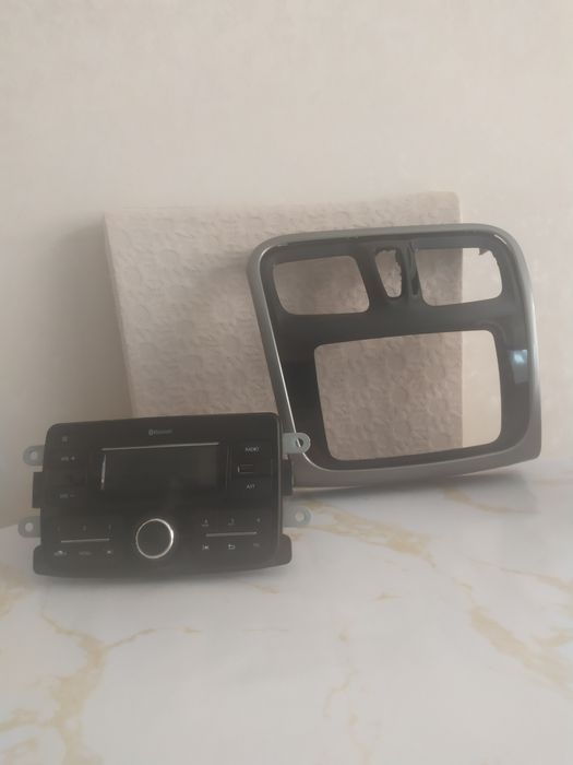 Магнитола с рамкой родные с Рено Сандеро 2018г