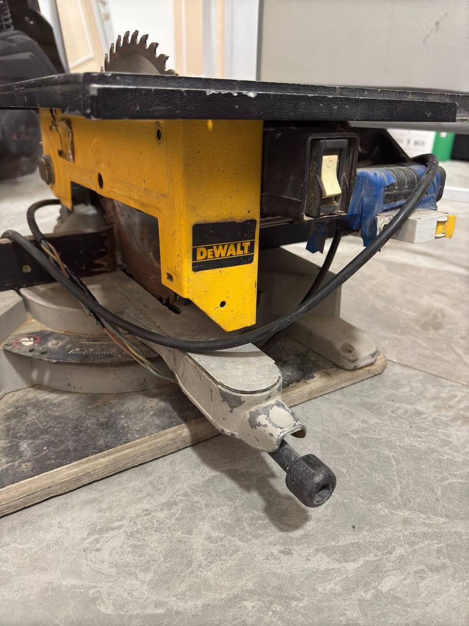Dewalt углорез торцовка