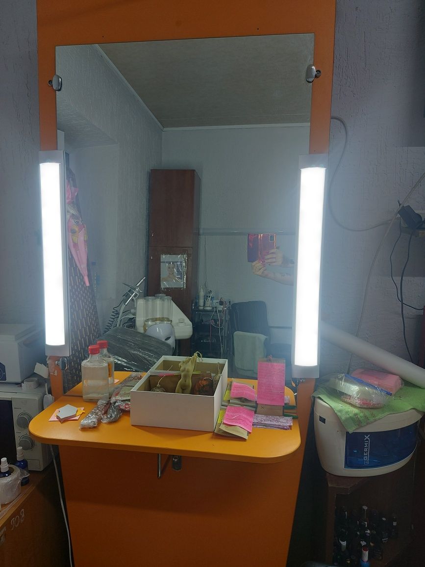 Оборудования для салона Зеркало с полками с подсветкой для парикмахера