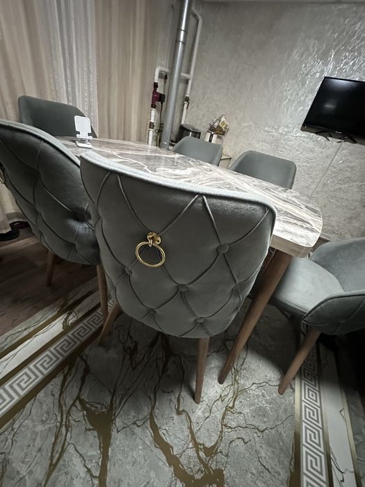 Кухонный стол со стульми в отличном состоянии