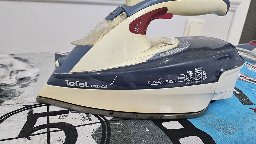 Гладильная доска с утюгом