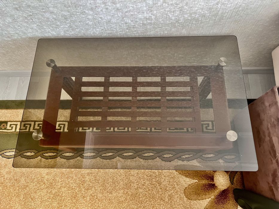 Стол журнальный.