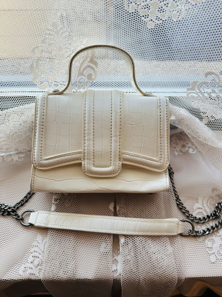 Малка бяла чантичка Zara