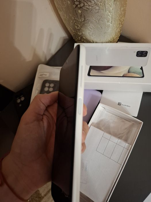 Samsung Galaxy A12 бял + 3 кейса