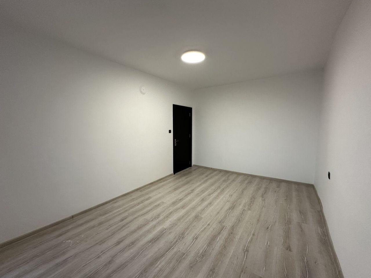 Продава се Тристаен апартамент в Велико Търново, Център - 92 кв.м за 787 €/кв.м - Снимка #9