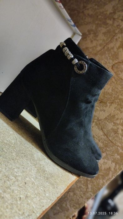 Ayollar oyoq kiyimi va shimi