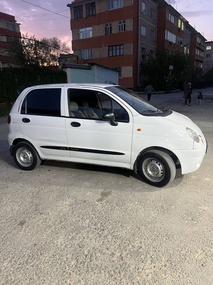 Shevrolet Matiz sotiladi rangi oq xolati yaxshi 2010 yil