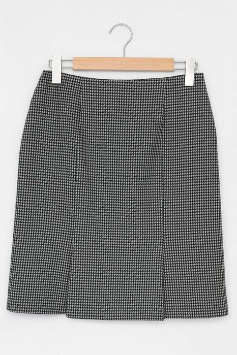 Продаю красивую юбку классического кроя.