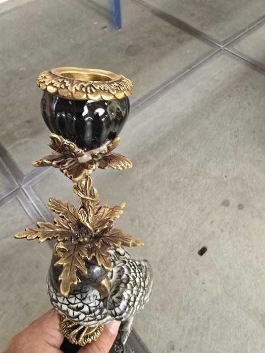 Pereche de sfesnice din porțelan cu ornamente din bronz