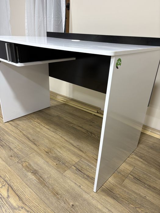 Бюро с два цвята