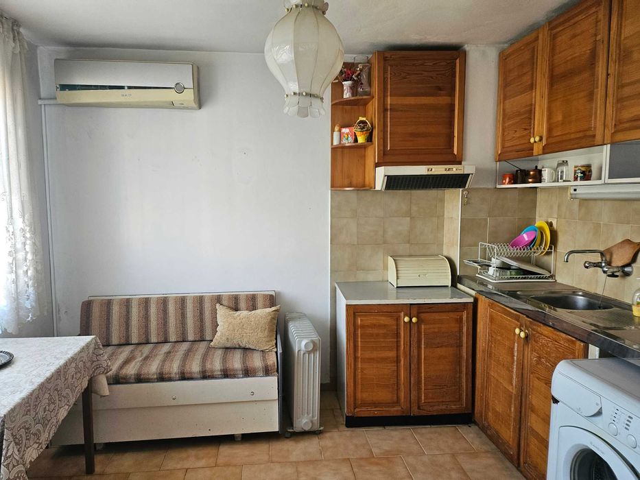 Тристаен, тухлен до Зимно кино Тракия