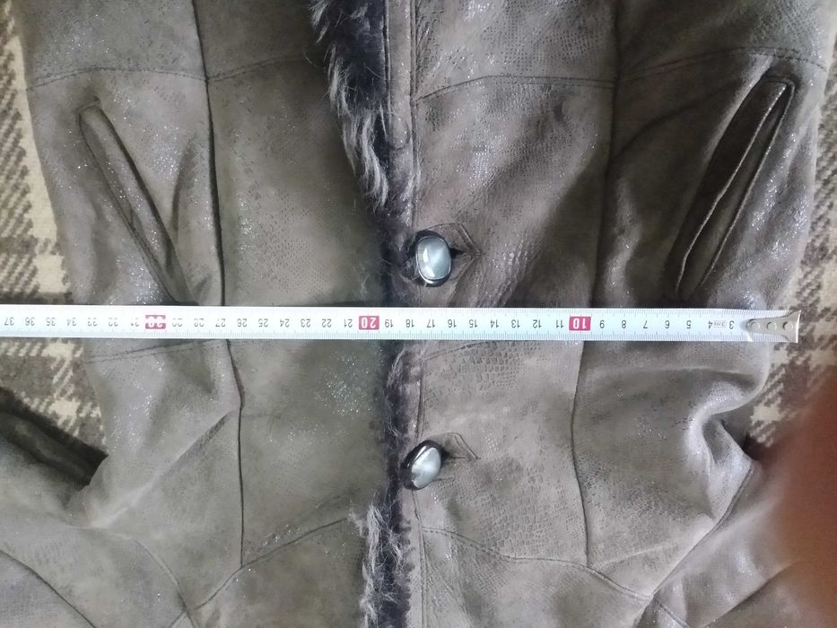 Детски кожух от естествена кожа за момиче .