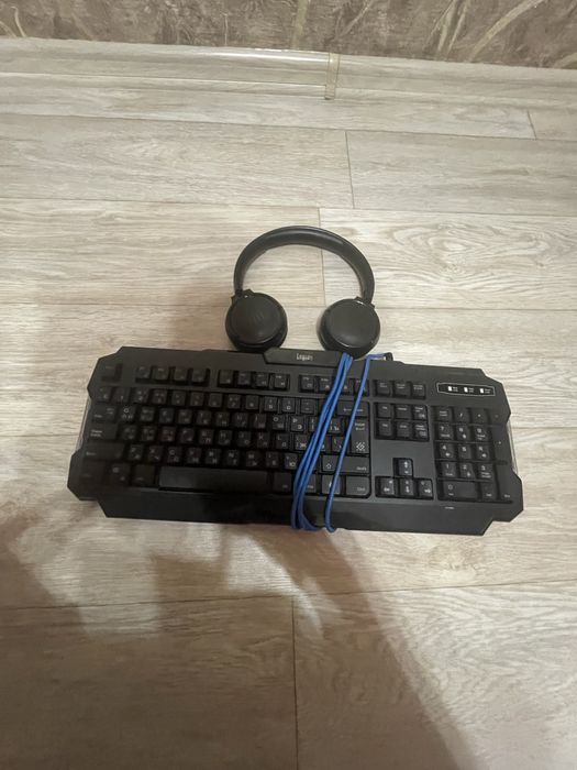 Клавиатура и беспроводные наушники