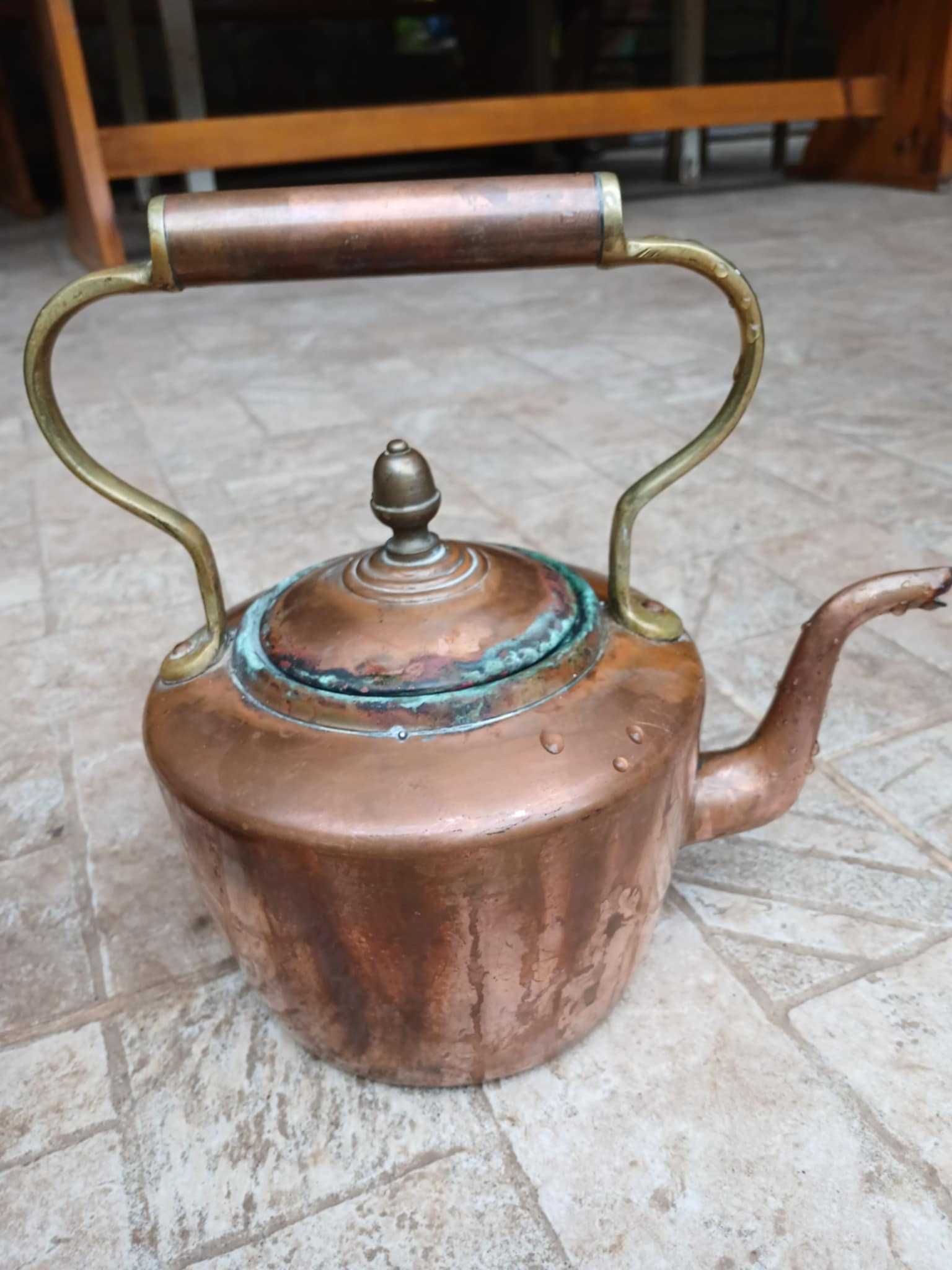 Стар меден чайник