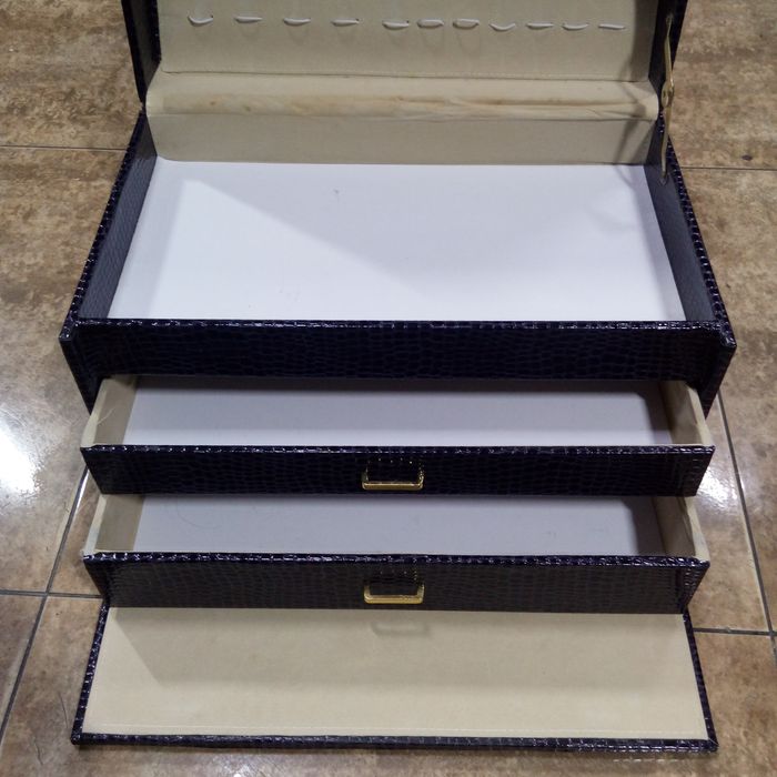 Продам чемодан-органайзер в хорошем состоянии