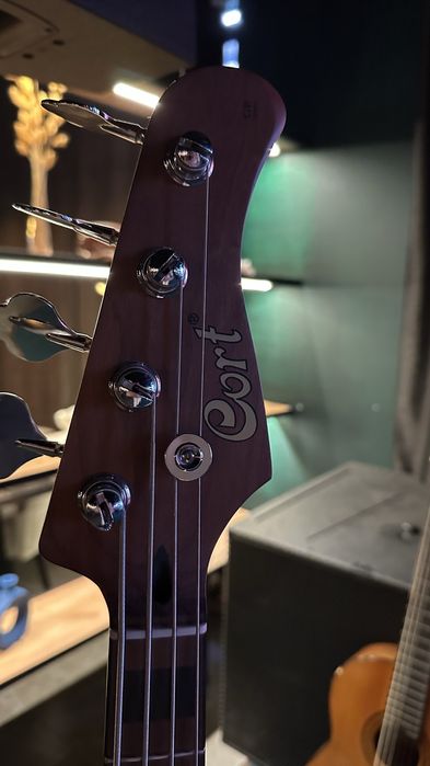 Продам бас гитару CORT