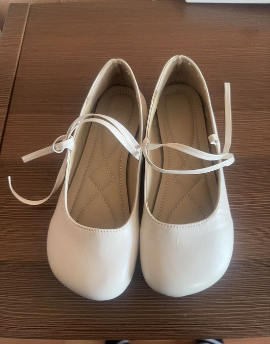 Продам балетки бежевые.