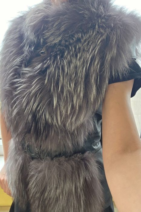 Продам натуральную кожаную жилетку/чернобурка + кожаную куртку.