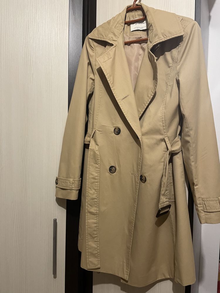 Pardesiu / Trench crem Stradivarius