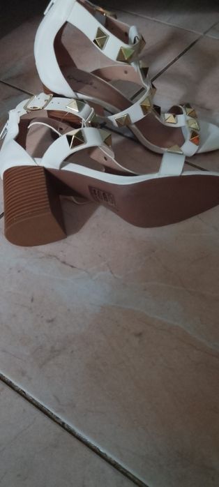 Vând sandale f frumoase
