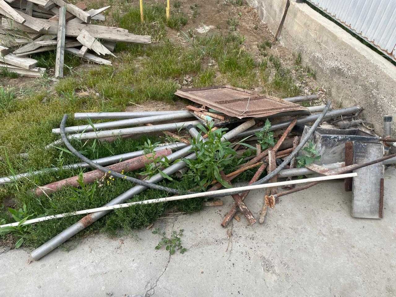 Деревянные доски и металлические трубы
