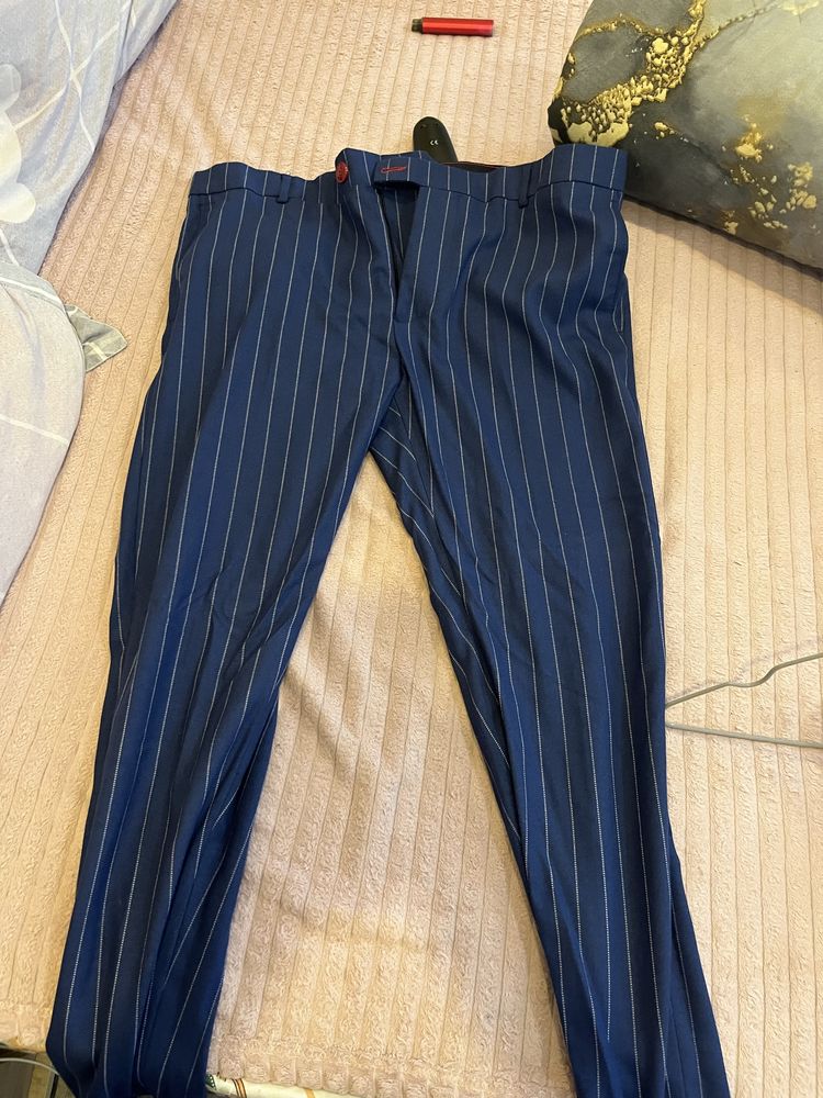 Pantaloni de costum
