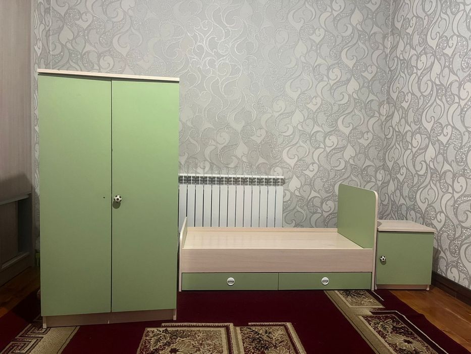 Детская кровать, шкаф и тумбочка.