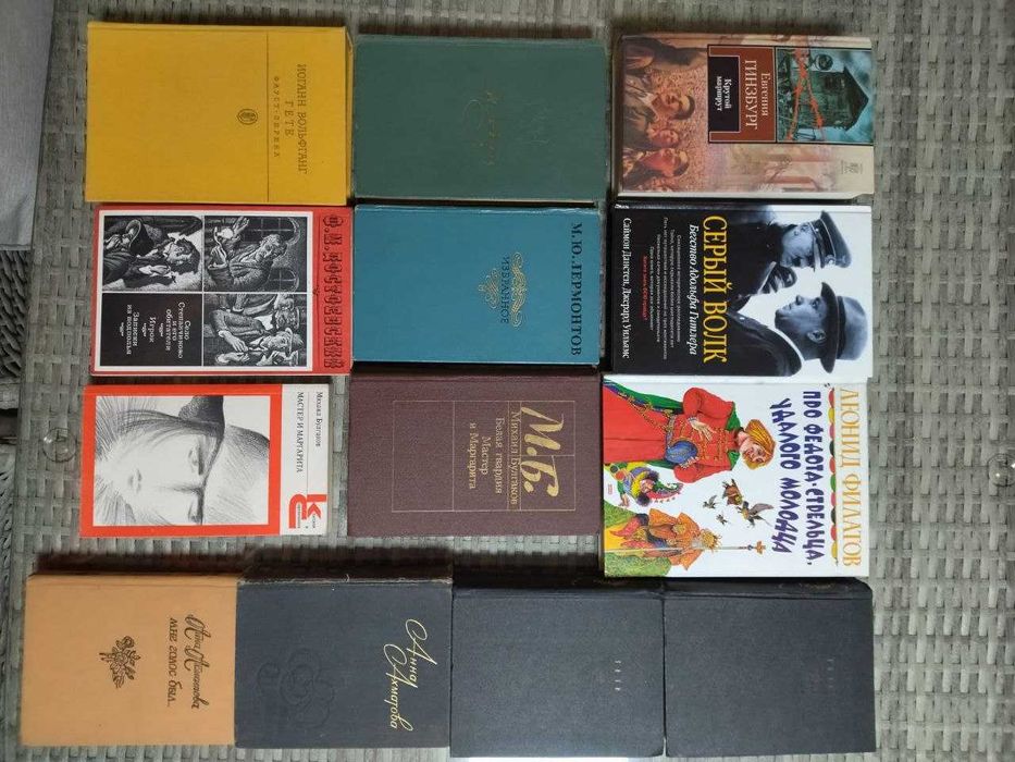 Набор книг разных жанров