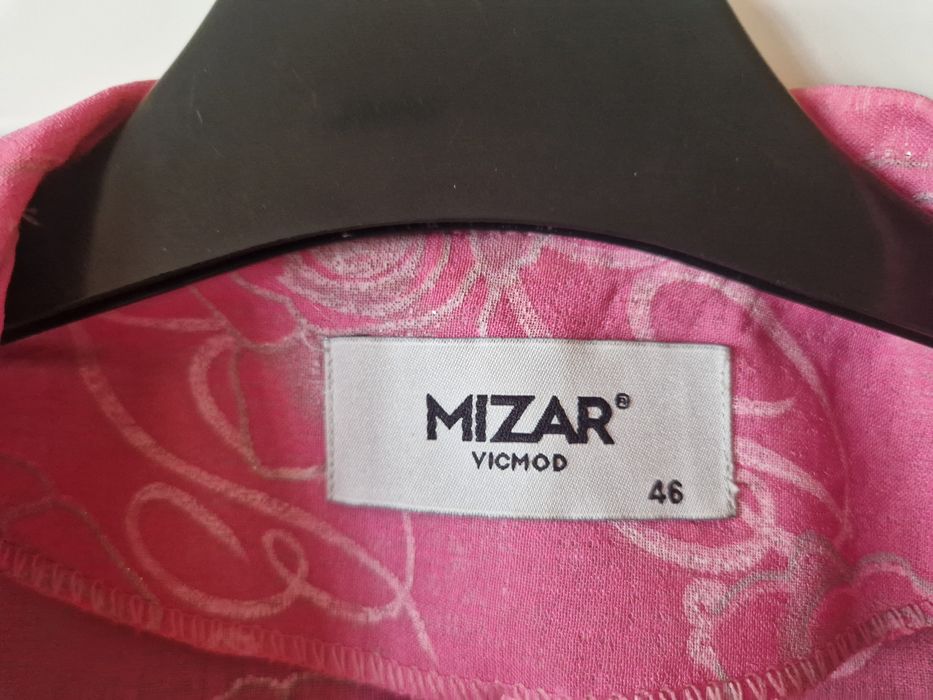 Costum cu maiou, fustă şi sacou