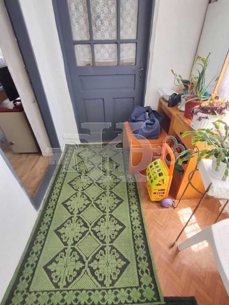 с. Преспа, обл. Добрич, голяма къща с двор 1550кв.м, 75000лева.