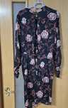Rochie neagra cu detalii florale Zara.