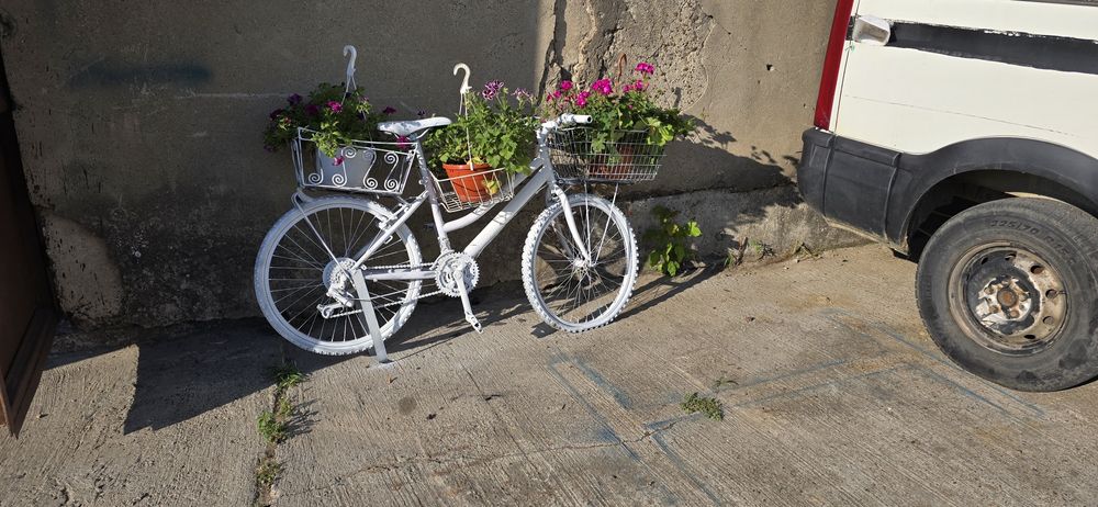 Bicicleta decor gradina handmade unicat cu flori si cos metalic retro