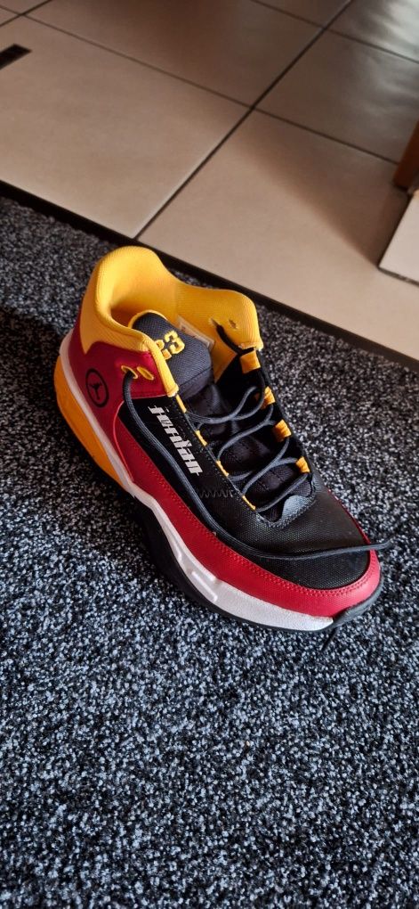 Kid Jordan Max Aura 3 SE GS 'Black Gym Red Gold