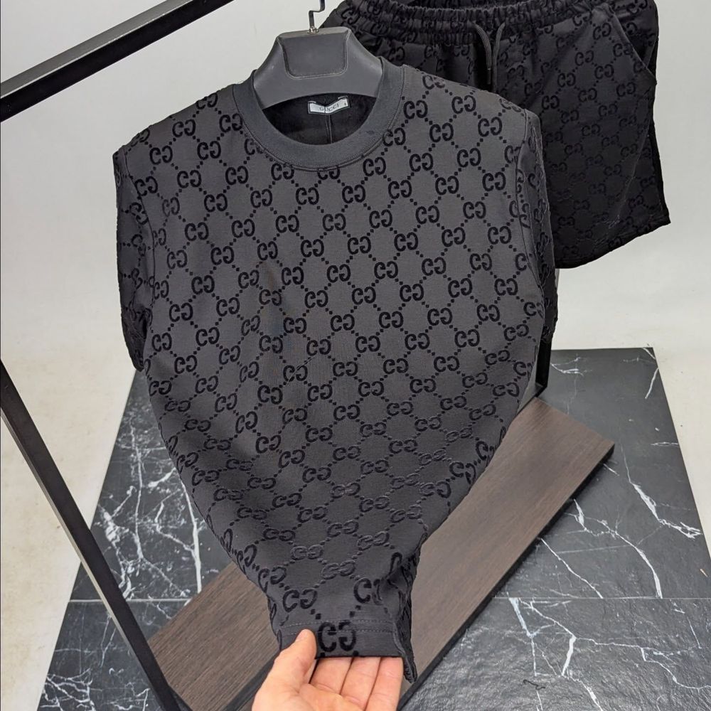 Екип Gucci и Louis Vuitton