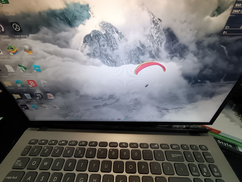 Laptop ASUS VivoBook, funcțional, balamaua ruptă,