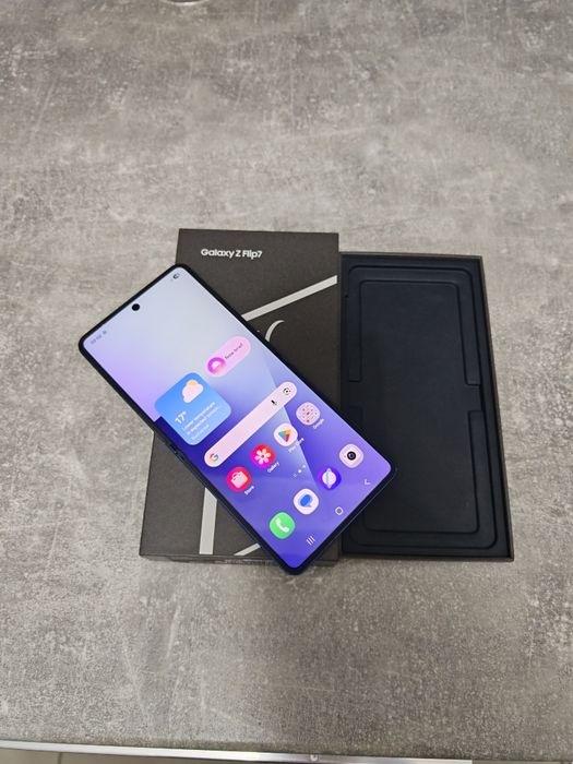 Vând sau schimb Samsung Z Flip 7 512GB Că Nou totul original liber ret