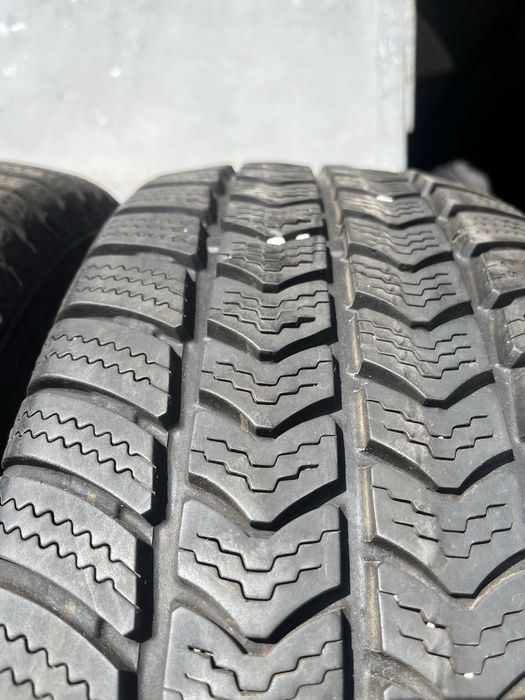 2 бр. зимни гуми за бус 225/65/16C Semperit 8/9 mm DOT 2318