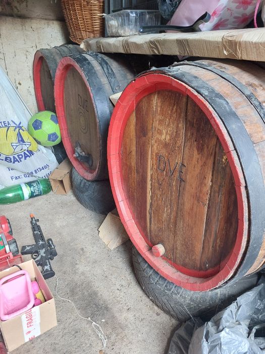 De vânzare butoi din lemn de stejar,  cu capacitate de200 litri .