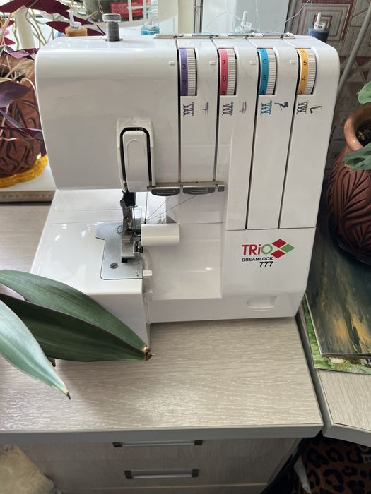 Оверлок практически новый продам недорого