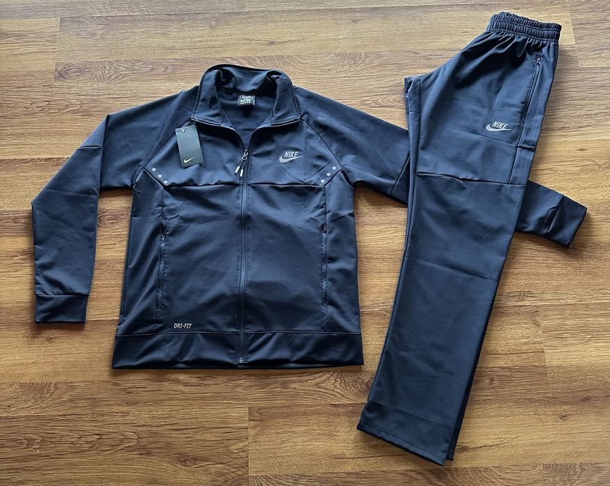 Мъжки,полиамиден,тъмно син екип Nike с лека,топла подплата