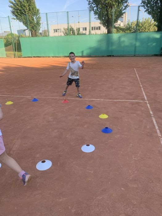 Antrenor tenis de camp