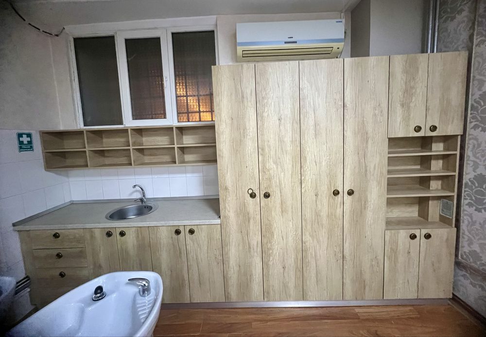 Vand scaune coafor, oglinzi si mobilier salon