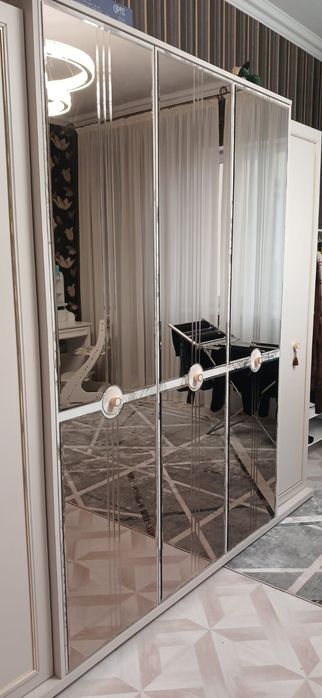 Продам шкаф. Цвет белый, ближе к бежевому. С зеркалами.