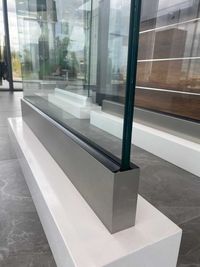 Balustradele din sticlă cu profil de aluminiu