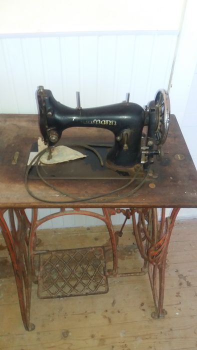 Mașină de cusut vintage NAUMANN