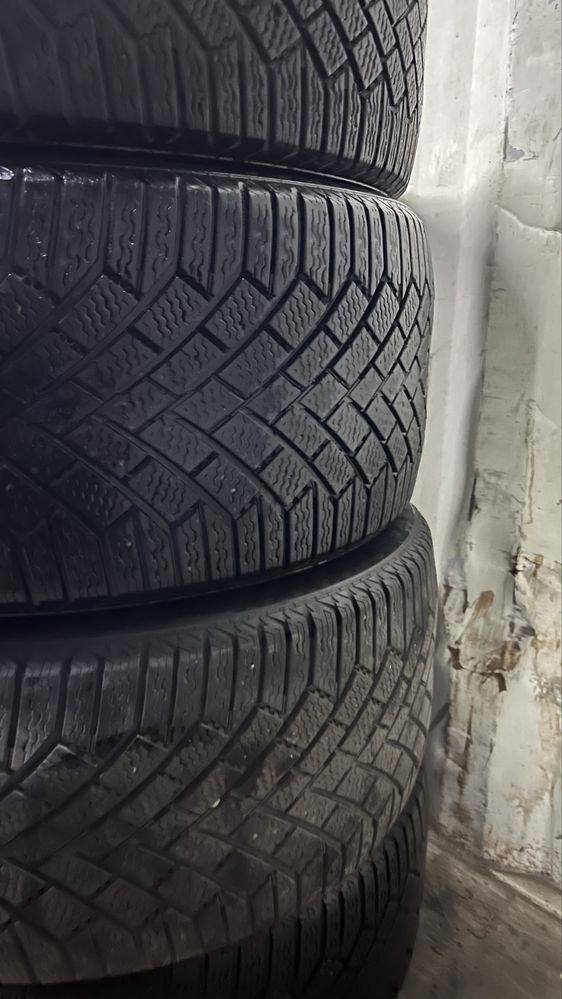 Продаётся комплект зимних шин Conti VikingContact 7 R20(разноразмерка)